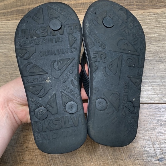 Quiksilver Black Beach Flip Flops sz 11/12 - Picture 3 of 4